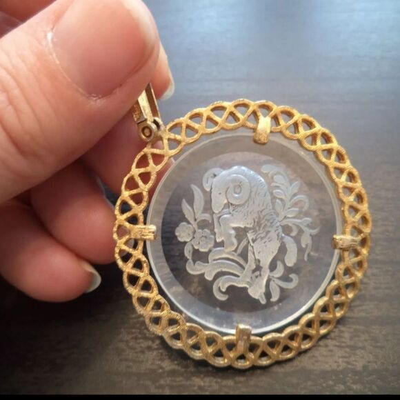 VINTAGE SIGNED CROWN TRIFARI REVERSE CUT GLASS RAM 2 3/8" PENDANT ONLY - Picture 2 of 4